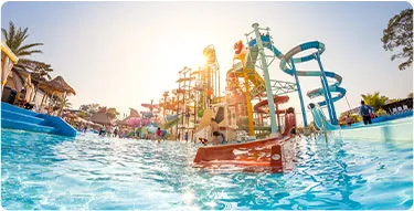 Spielen mit Kindern im Wasserpark Dubai