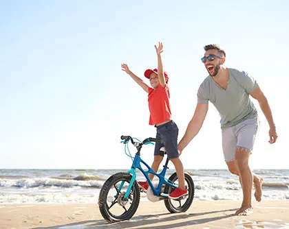 Familienleben am Strand in Dubai